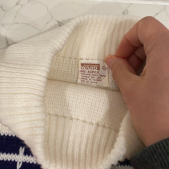 MONTGOMERY WARD Sweaters - MONTGOMERY WARD 70s Vintage Acrylic Knit Sweater White Red Geometric XL Classic